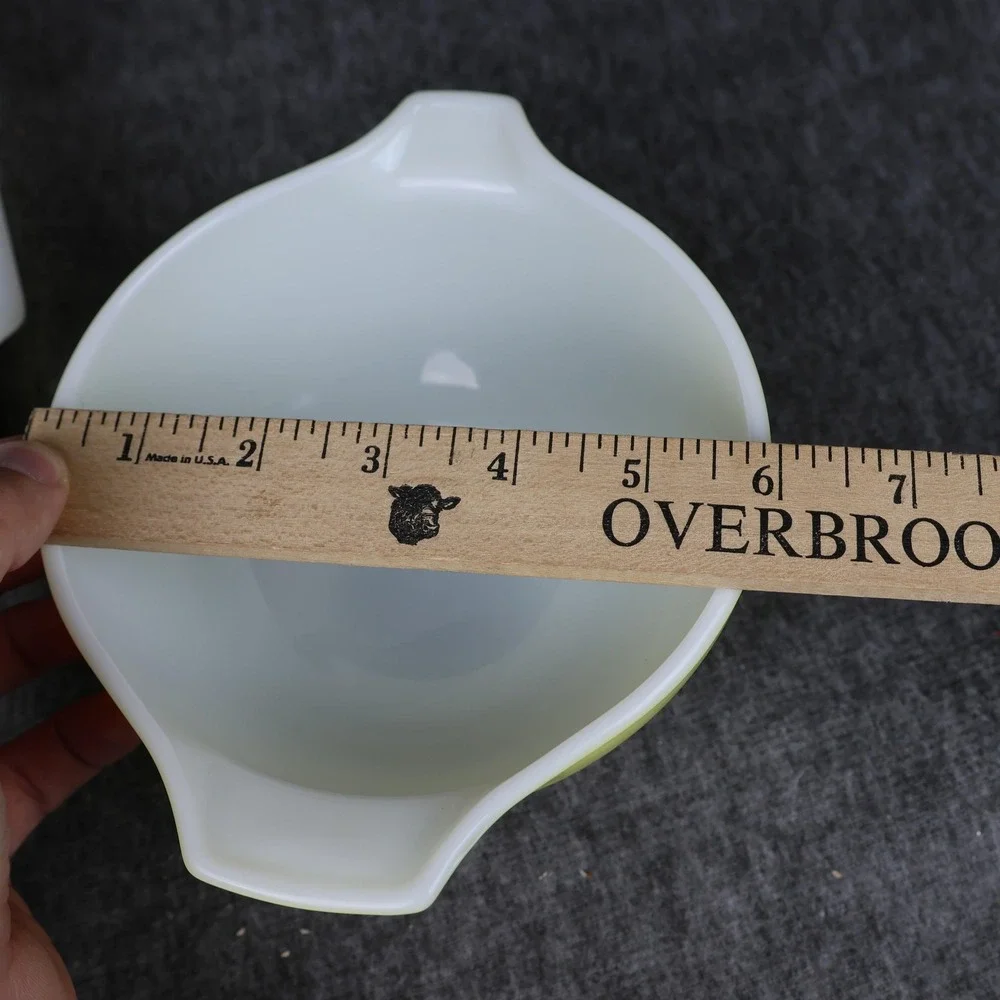 Pyrex vintage yellow